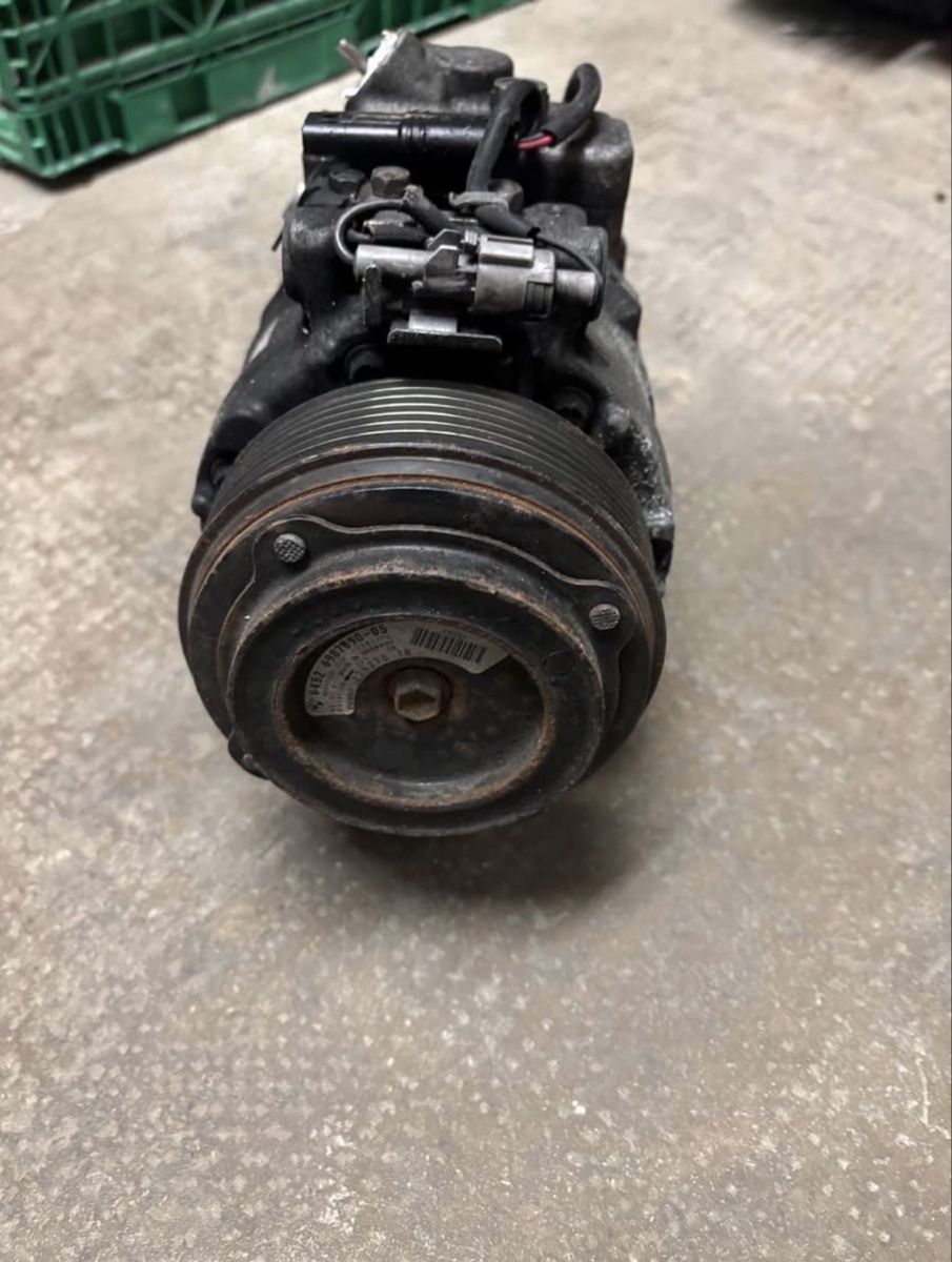 BMW Tutti pezzi di ricambio auto: Pompe de la climatisation pour BMW X6 E71 40d – Usato da Le Locle venduto da osc_hh52 1