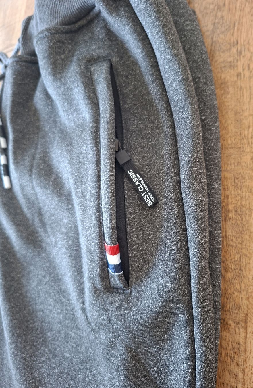 Hosen: Pantalon de jogging gris taille M neuf – Neu (gemäss Beschreibung) aus Lausanne von Jenny_26gw