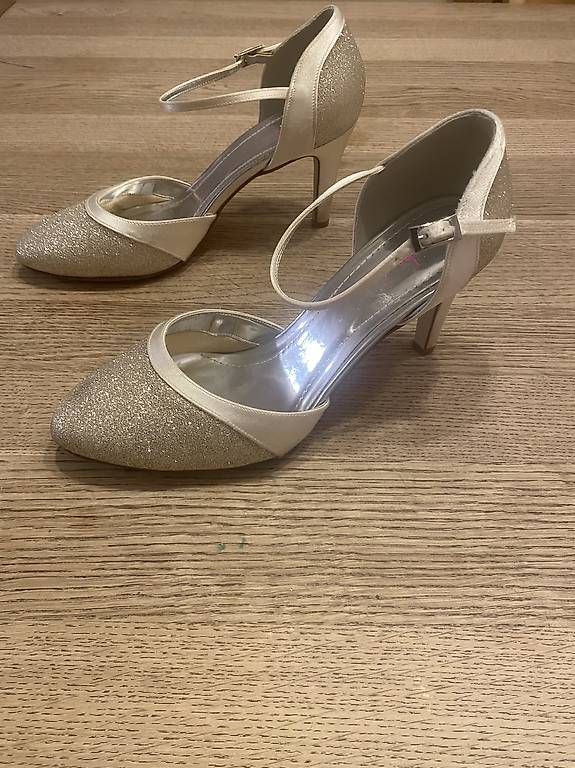 Scarpe da donna: Hochzeitsschuhe Nr. 38 – Usato da Disentis/Mustér venduto da LarissaF 1