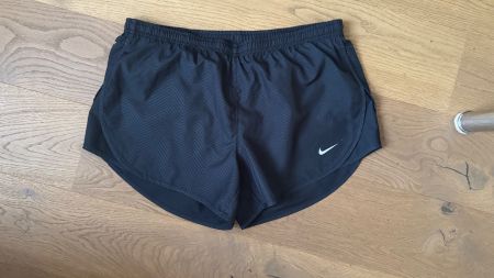 Gepflegte Nike Damen Runningshorts in Schwarz Gr. S