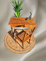Bureau-table et chaise en bois massif ancien.