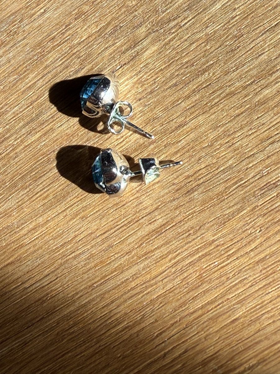 Ohrringe & -stecker: Elegante Silbernfarbene Ohrstecker mit blauen Stein – Gebraucht aus Weiningen ZH von -Adenin- 2