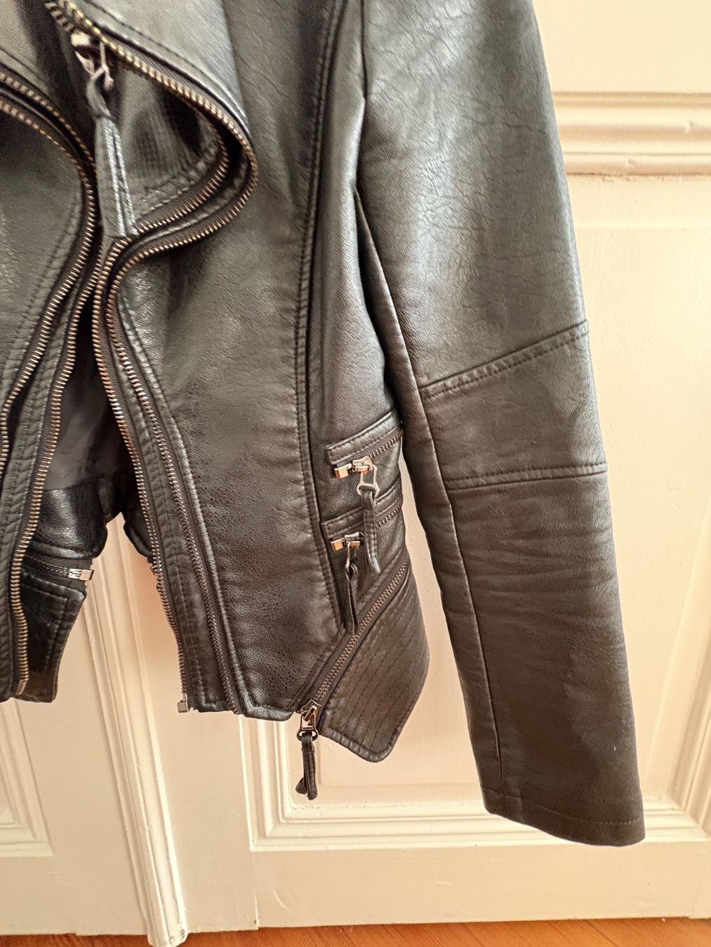 Giacche: Schwarze Kunstlederjacke – Usato da Lausanne venduto da kasiabkasiab 1