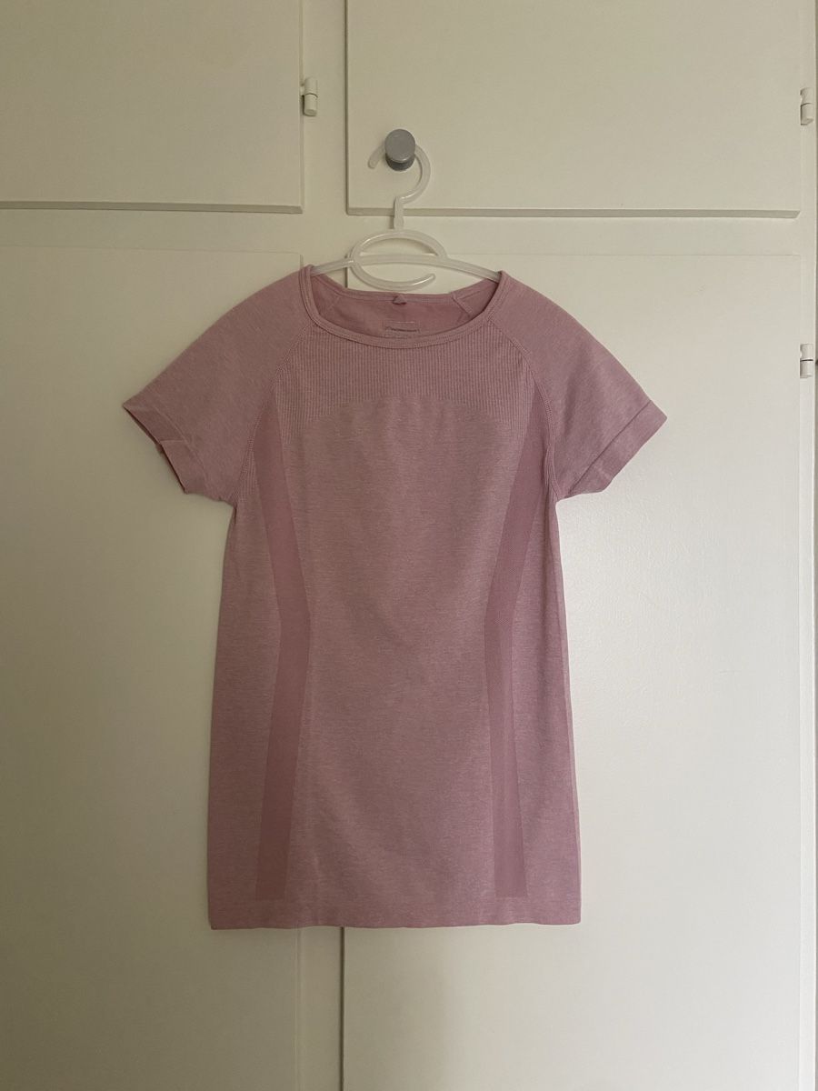 Top: Pinkes Sportshirt – Usato da Fribourg venduto da car_r2b9