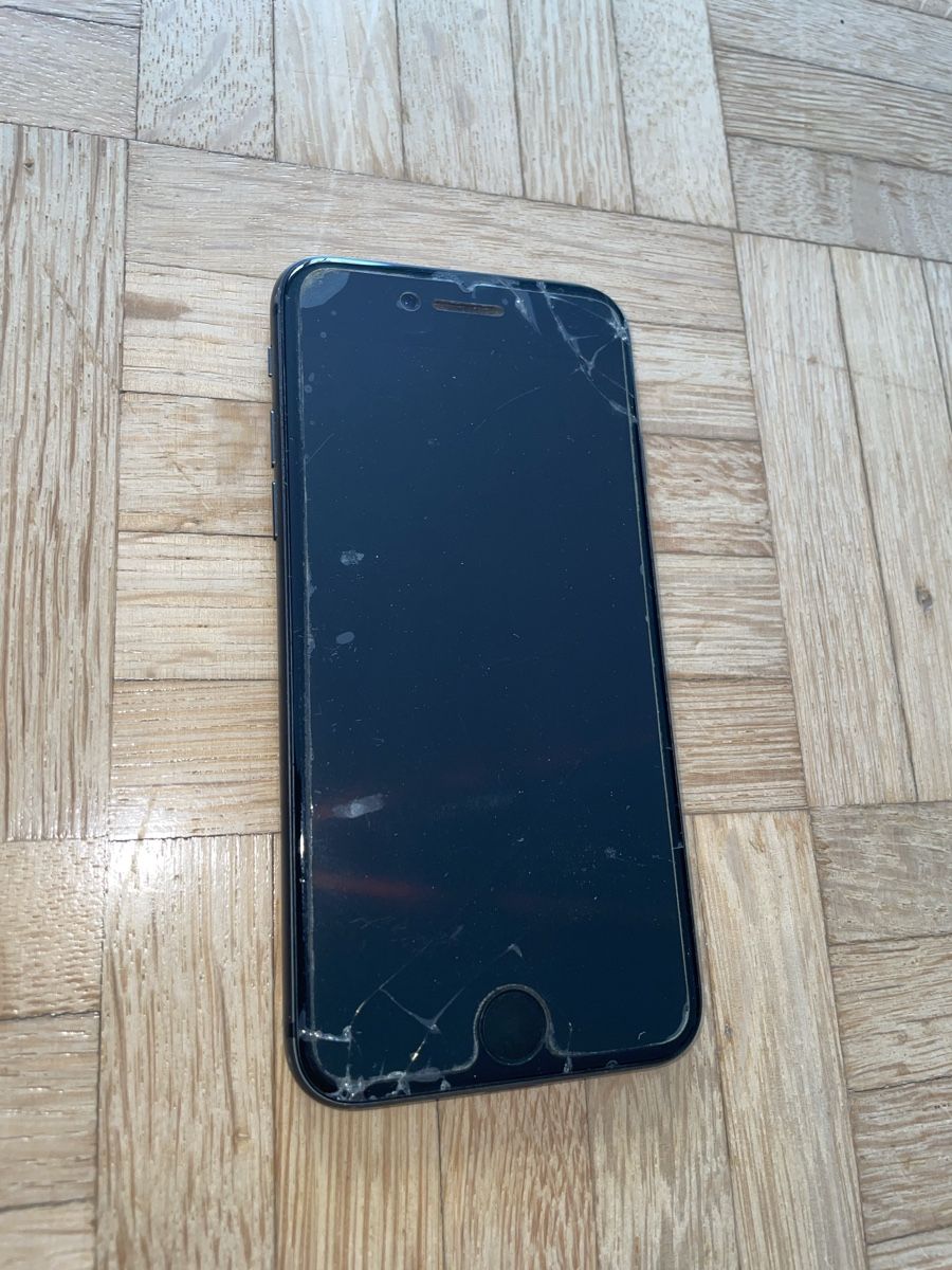 Apple Portables: iPhone 8 64GB mit Zubehoer – D'occasion à Bassersdorf par Patrick_4 1