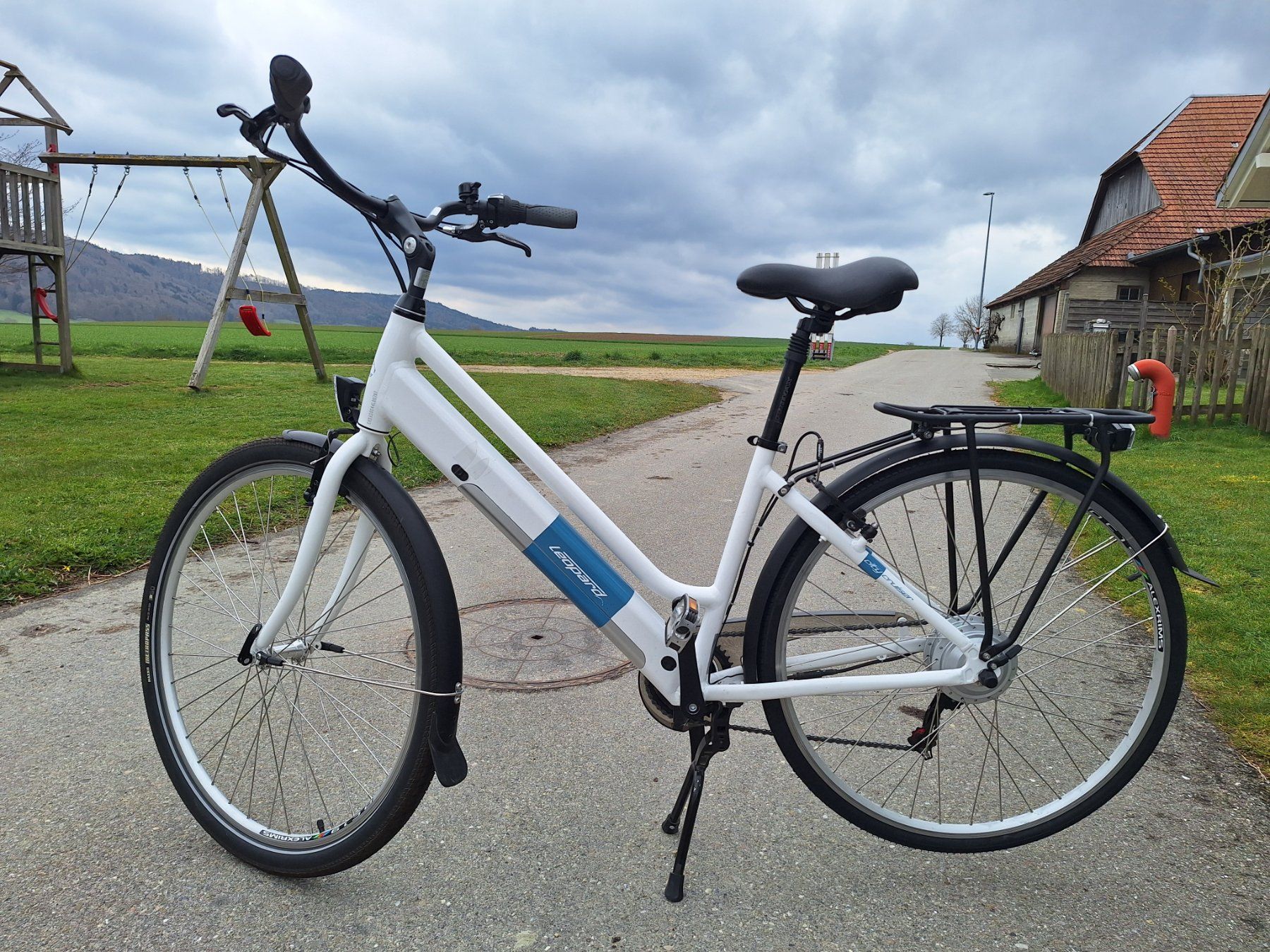 Leopard Velos: City E-Bike LEOPARD – Gebraucht aus Messen von Pfoesi