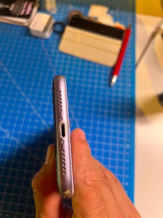 Apple Telefoni cellulari / Smartphones: iPhone 11 Purple 128 Go  Écran à remplacer – Usato da Bursinel venduto da Blinkers 2