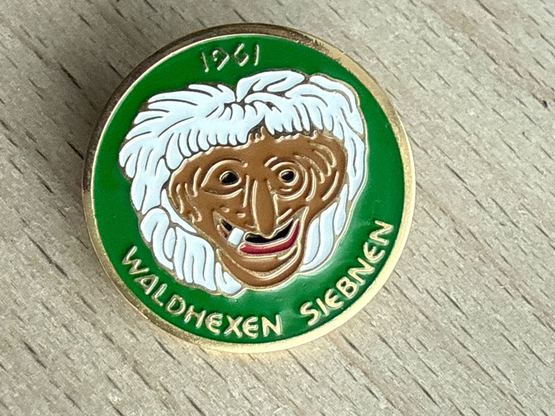 Placchette & Badge: Pin Waldhexen Siebnen – Usato da Glattbrugg venduto da Schweigmatt