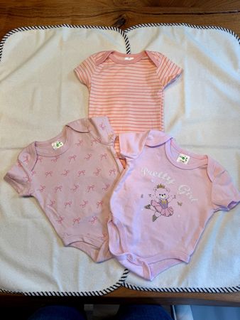 3 Baby Bodys Grösse 0-3 Monate