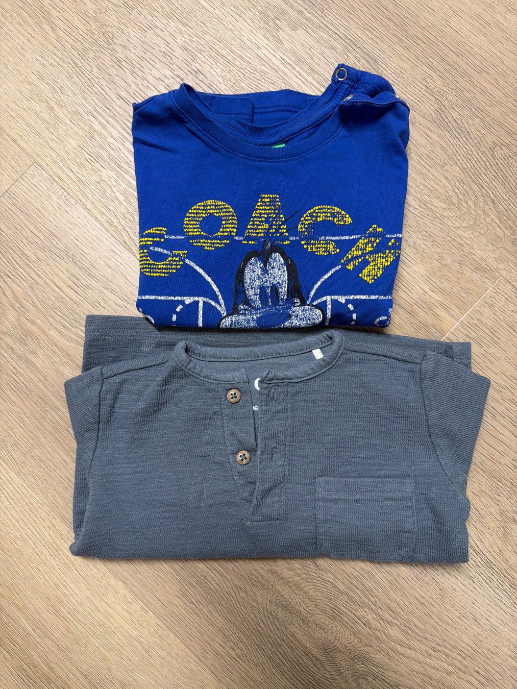 Camicie, T-shirt & Polo: 1 Pulli und 1 Shirt Gr 86 – Usato da Allschwil venduto da yvo-sch