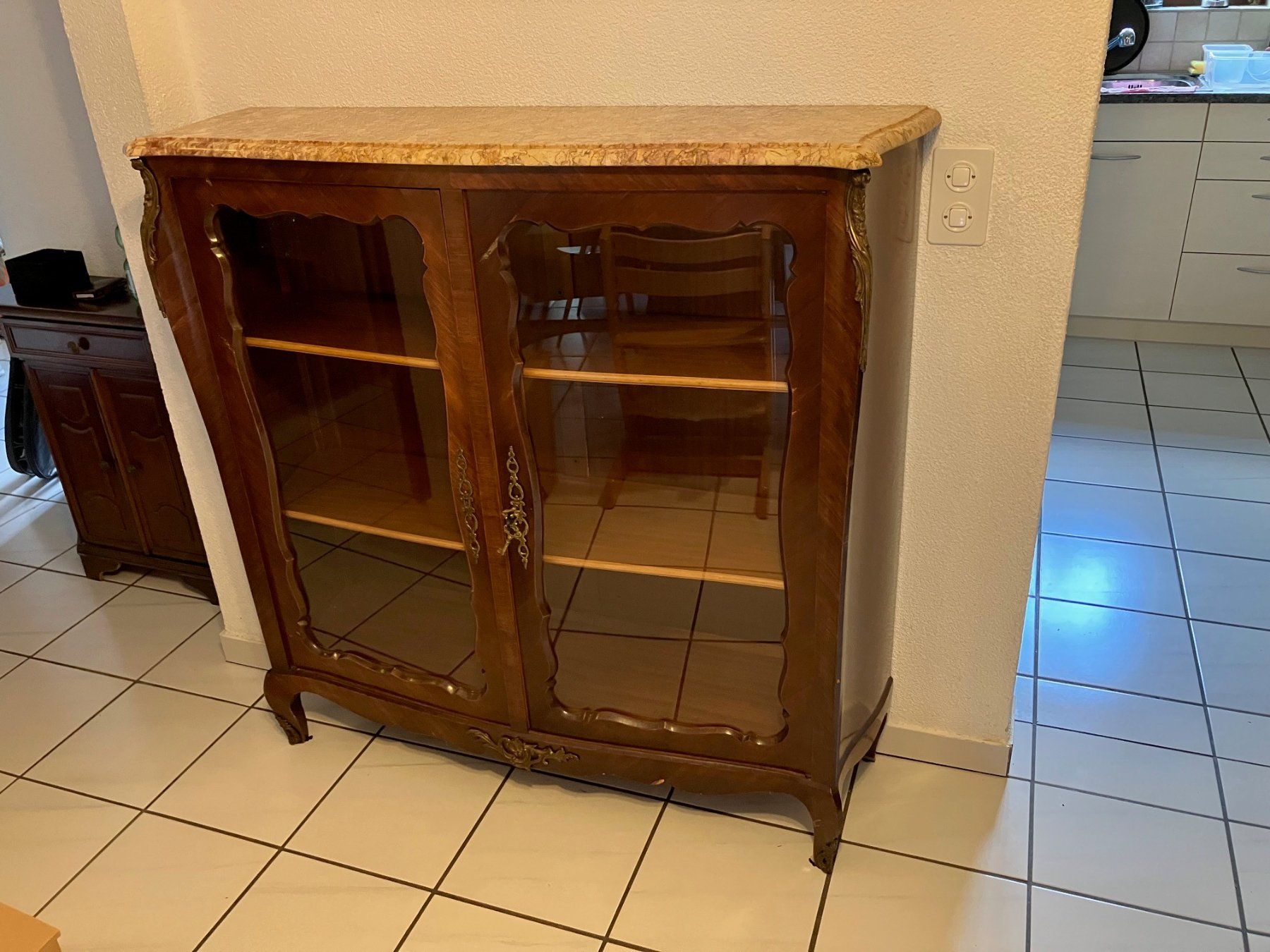 Vetrine: Vitrine mit Marmorplatte – Usato da Leuggern venduto da david.marmy