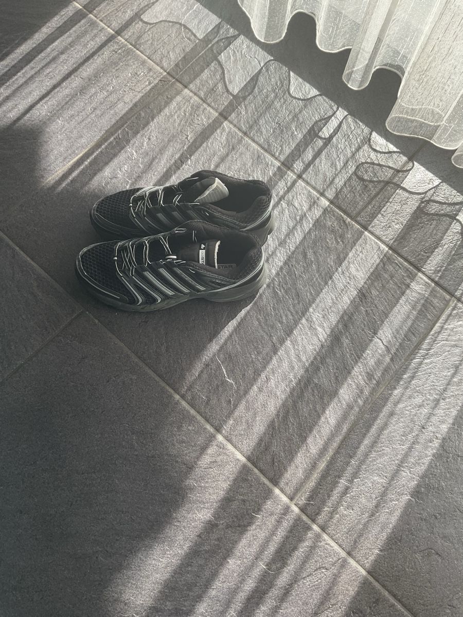 Adidas Herrenschuhe: ADISTAR CONTROL 5 UNISEX - Sneaker low - core black/cloud wh – Gebraucht aus Niederhasli von Neo220 1
