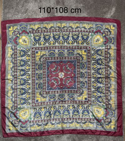 Foulard vintage en soie 110x108 cm