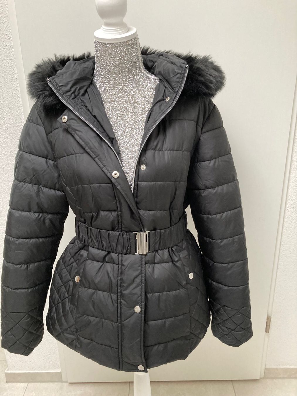 Zebra Giacche: Schwarze Winterjacke mit Gürtel Gr. L – Usato da Glattpark (Opfikon) venduto da Pangie 1