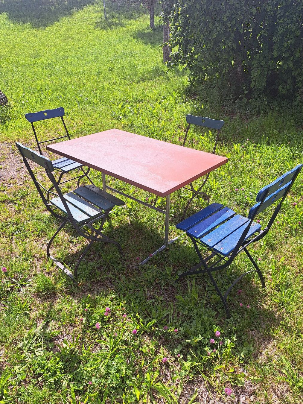 Set di tavolo e panche: Gartentisch aus Blech, klappbar, mit 4 Stühlen, antik – Usato da Fahrni b. Thun venduto da skippy99