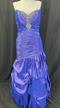 Abendkleid blau trägerlos mit Steinen Grösse 36/38 neu