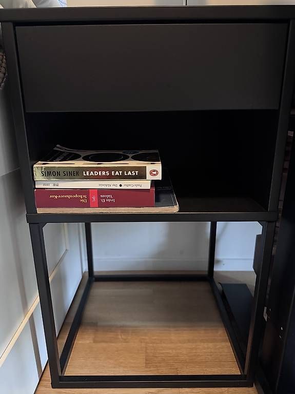 Comodini: IKEA VIKHAMMER Ablagetisch / Nachttisch  Schwarz  – Usato da Zürich venduto da mar_lwx5