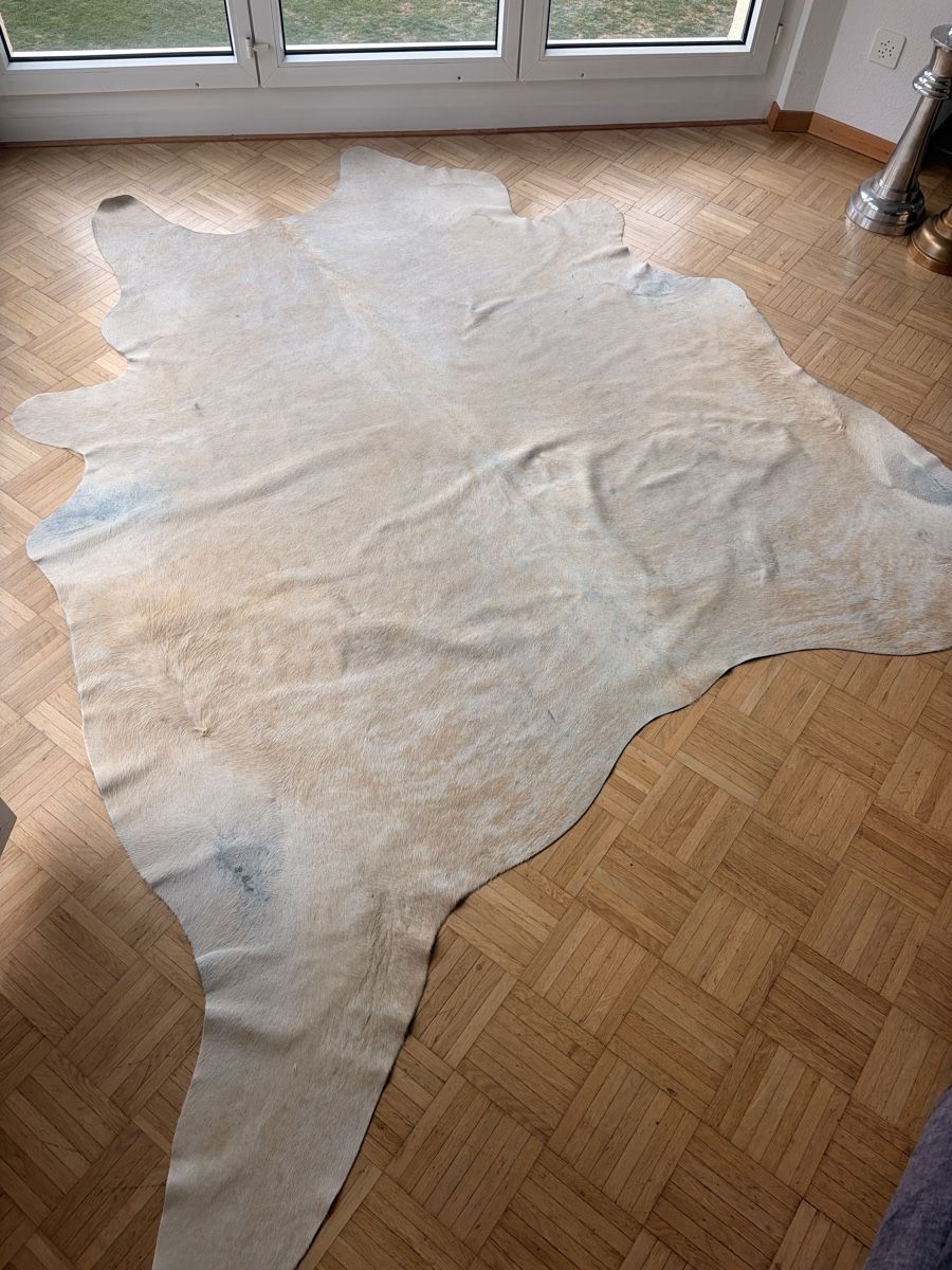 Tapis: Echtes Kuhfell beige weiss – D'occasion à Uster par sha_bg9f