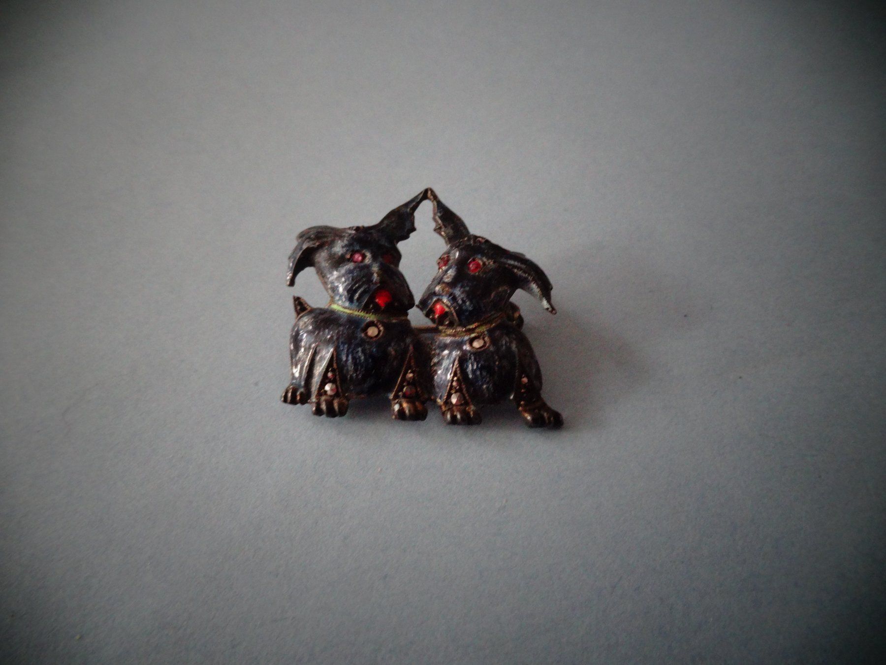 Broches & Aiguilles: Alter Anstecker 2 Hunde – D'occasion à Neerach par jenny062