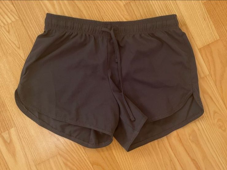 Lotti di vestiti: Kleiderpaket: Sportset 4 Stück – Usato da Roggwil BE venduto da R.. 2