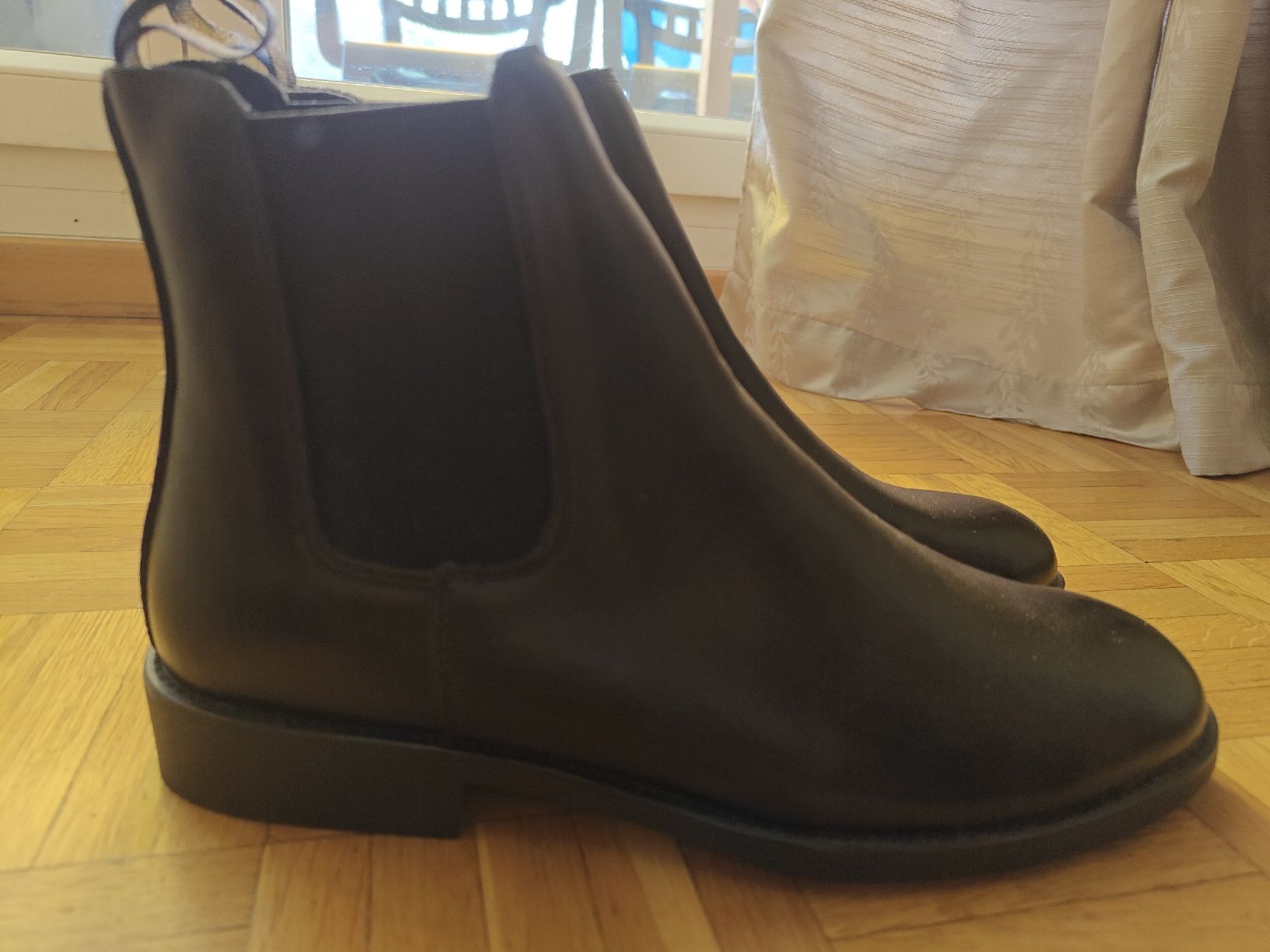 Scarpe da uomo: Stylish Black Leather Chelsea Boots - Size 41 - EUC! – Nuovo (secondo la descrizione) da Carouge GE venduto da Andelie 1