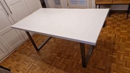 Weisser Esstisch mit Metallbeinen gebraucht