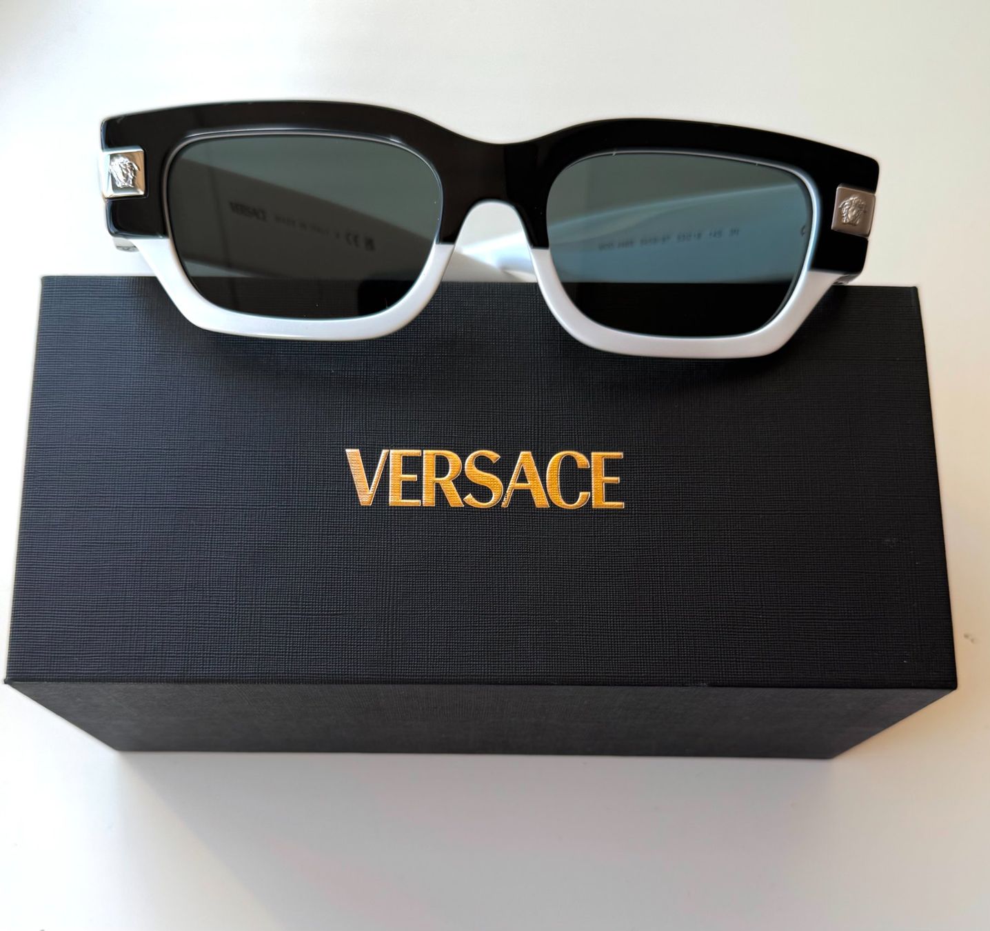 Versace Brillen & Gläser: Versace Sonnenbrille schwarz/weiss + Originalbox – Neu und originalverpackt aus Zürich von carmen_kandey_Insta