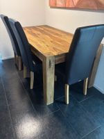 Tisch mit 3 Stühlen