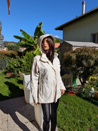 Weisse Outdoor Jacke mit Kapuze, ideal für den Frühling