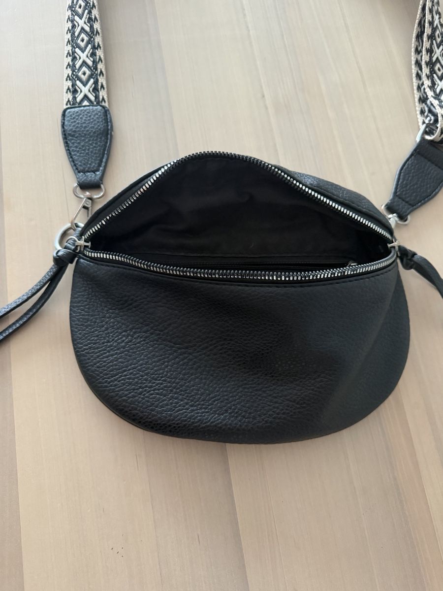 Borse da donna: Praktische Bauchtasche schwarz – Usato da Winterthur venduto da saram26 2