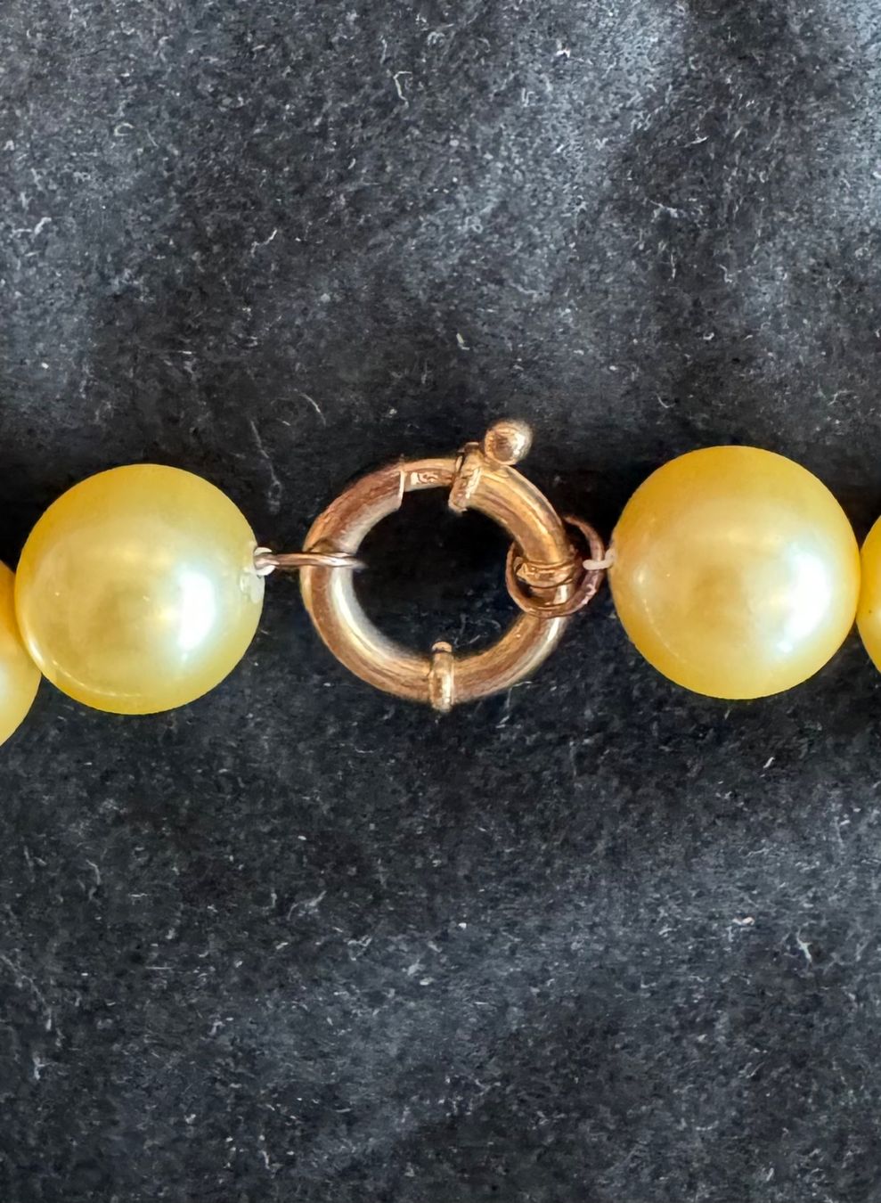 Catenine: Perlenkette goldfarben von Majorica – Usato da ZÜRICH venduto da redhead61 2
