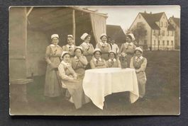 AK  10 starke Frauen Krankenpflegerinnen in Uniform