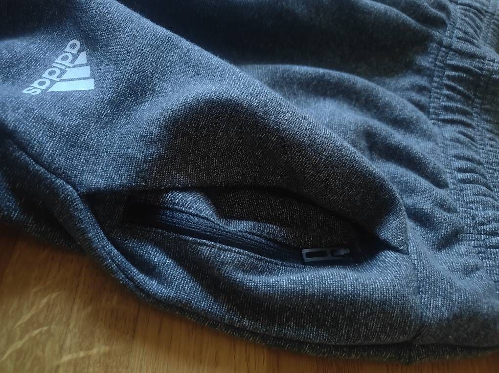 Pantaloni: Kurze Freizeitshose von Adidas ,  Grösse M – Usato da Wabern venduto da martingoo 1