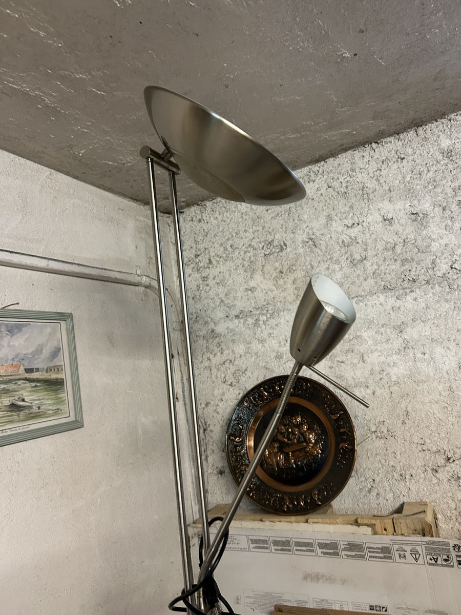 Lampade: Stylish Silver Floor Lamp - Modern Design, Great Value – Usato da Genève venduto da gen_qyb9 1