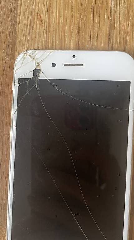 Telefoni cellulari / Smartphones: iPhone A1586  – Usato da Troinex venduto da nadinebmichaelson 4