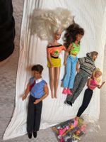 3 Barbies und 2 Ken