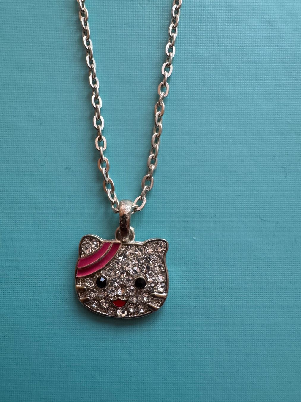 Ketten: Kitty Bling Halskette versilbert – Gebraucht aus Grabs von Dekostuebli