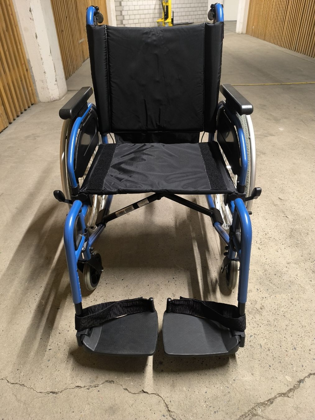 Sedie a rotelle: Rollstuhl PyroStart+ Sitzbreite 49 cm – Usato da Allschwil venduto da BezoBezo 1