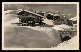 AK Inner-Arosa, Hotel Brüggli und Brücke im Schnee