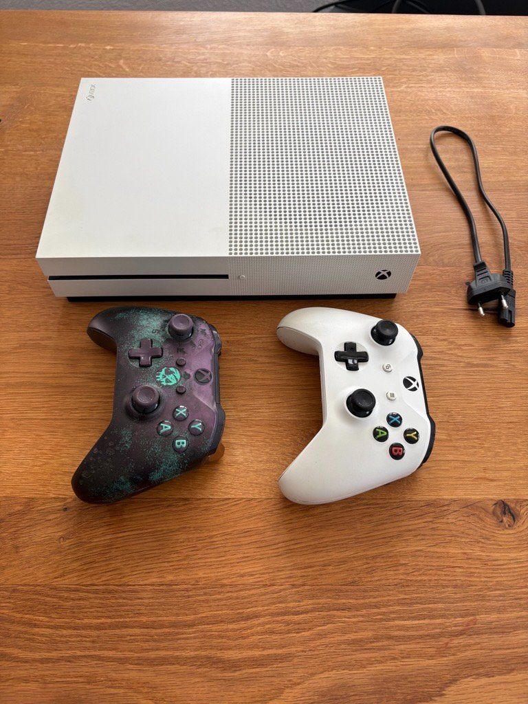 Microsoft Konsolen: Xbox One S mit 500GB / 2 Controller + einige Spiele – Gebraucht aus Gams von Hannes278 1