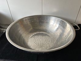 Grosses Chromstahl-Löcherbecken  41 cm