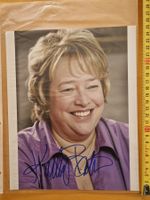 Kathy Bates, Original Autogramm auf Grossfoto in Farbe
