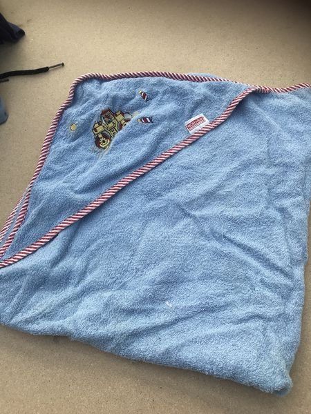Teli da bagno: Baby Badetuch hellblau mit Traktor 75x80cm – Usato da Bergdietikon venduto da antovale
