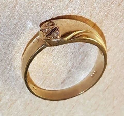 Ringe: Damenring mit drei schönen Steinen – Gebraucht aus Unterägeri von Altgoldschmuck