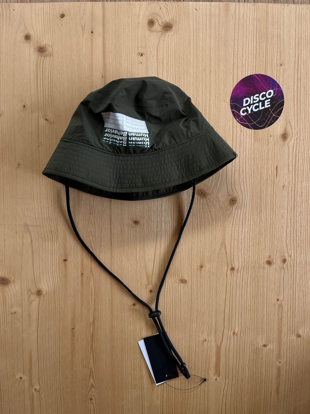 Pas Normal Studios Copricapi, berretti & cappellini: % Pas Normal Studios T.K.O. Off-Race Shield Bucket - Olive M – Nuovo e nell'imballaggio originale da Bern venduto da Disco_Cycle