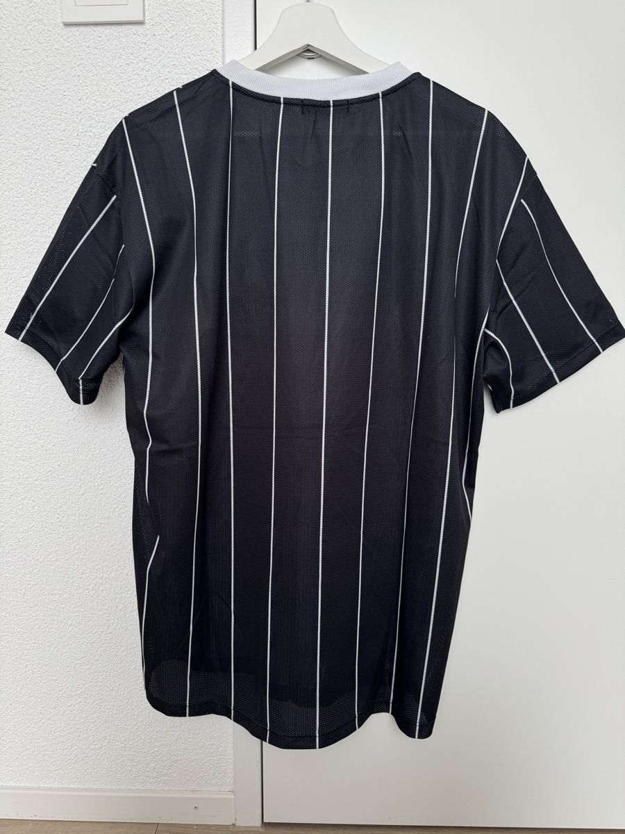 Bershka T-shirts: Bershka T-Shirt schwarz – D'occasion à Maisprach par jokoundklaas 1