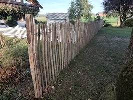 Zaun aus Naturholz
