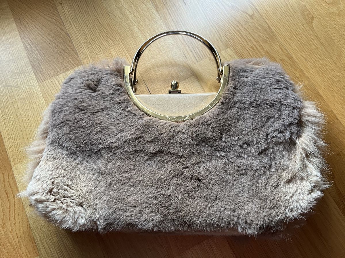 Borse da donna: Chic Fur Handbag with Golden Handle – Usato da Kreuzlingen venduto da Hildah