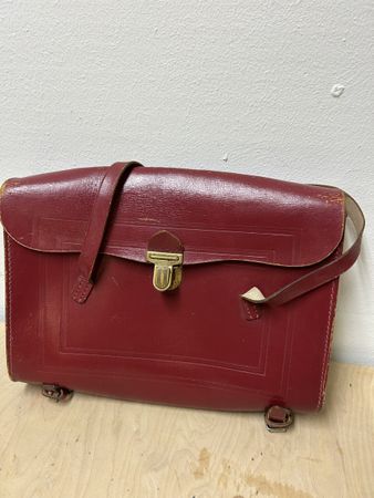 Roter Schulerthek, -ranzen aus Leder