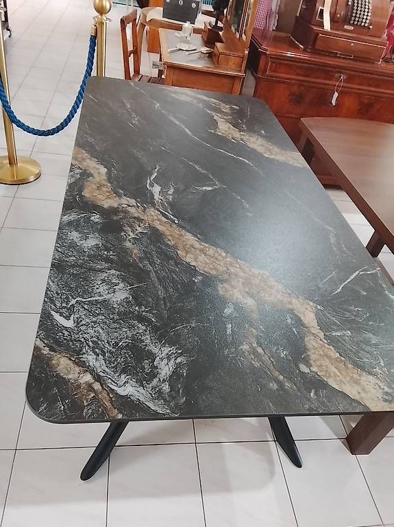 Tavoli: Stylischer Tisch mit keramischer Oberfläche – Usato da Neuhausen am Rheinfall venduto da galleria13